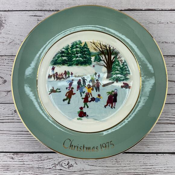 Vintage Avon Christmas Plate 1975 "Skaters on the Pond" Fourth Edition - Picture 3 of 10